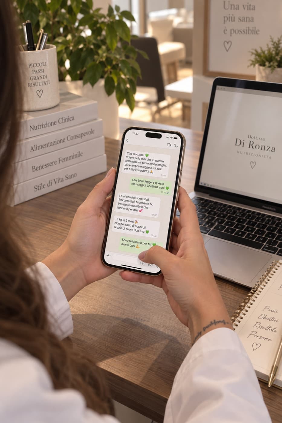 Valeria legge i messaggi delle pazienti su WhatsApp